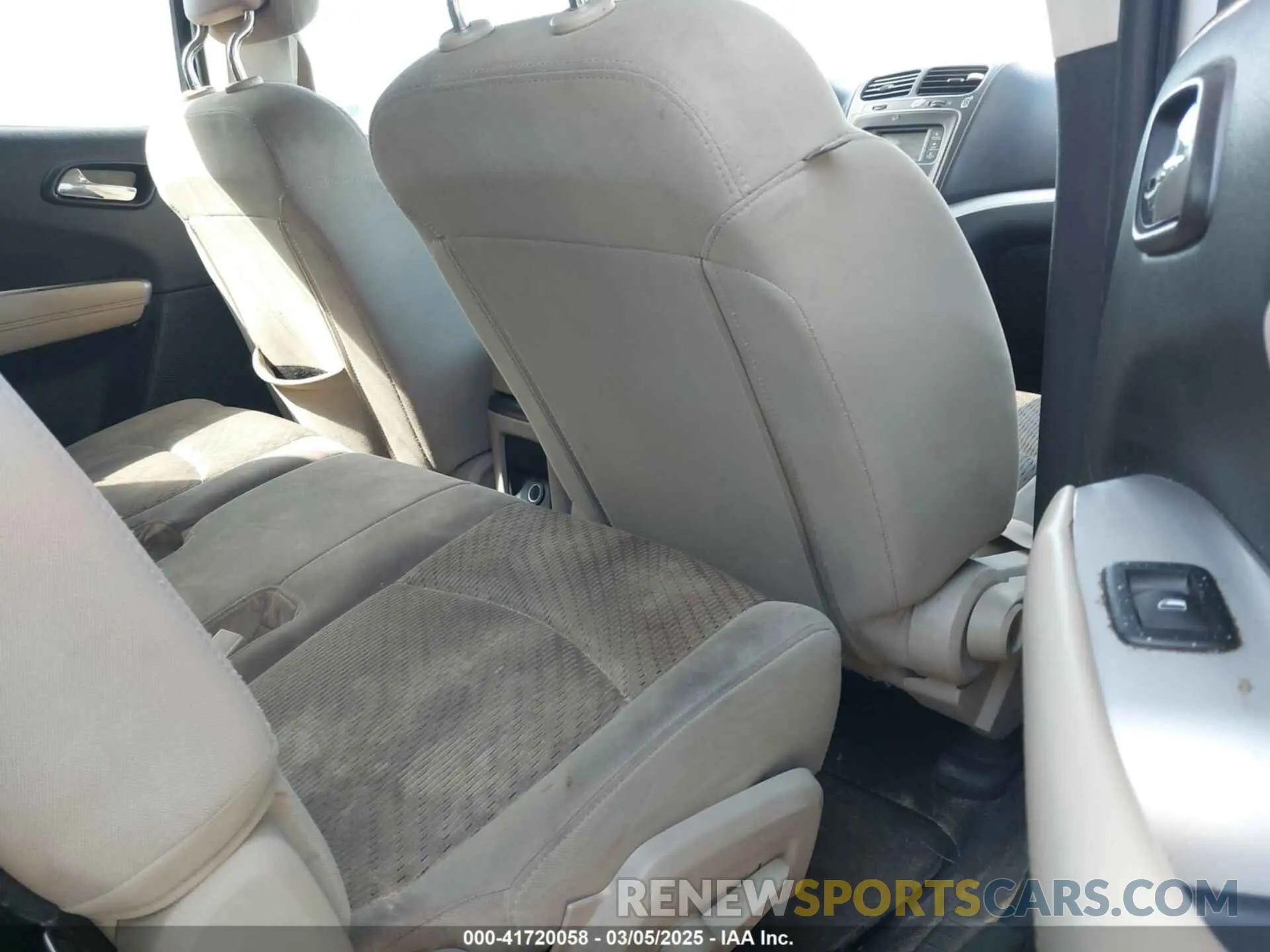 8 Photograph of a damaged car 3C4PDCAB9KT872316 DODGE JOURNEY 2019
