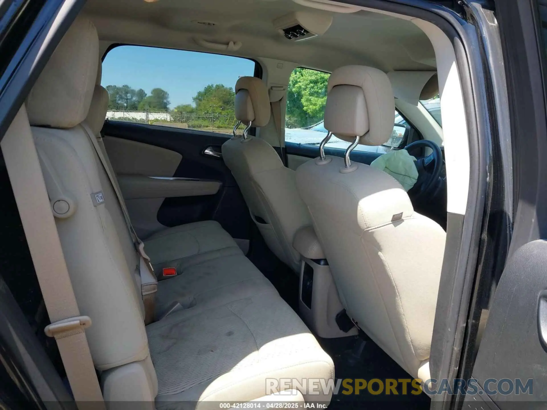 8 Photograph of a damaged car 3C4PDCBB0KT687019 DODGE JOURNEY 2019