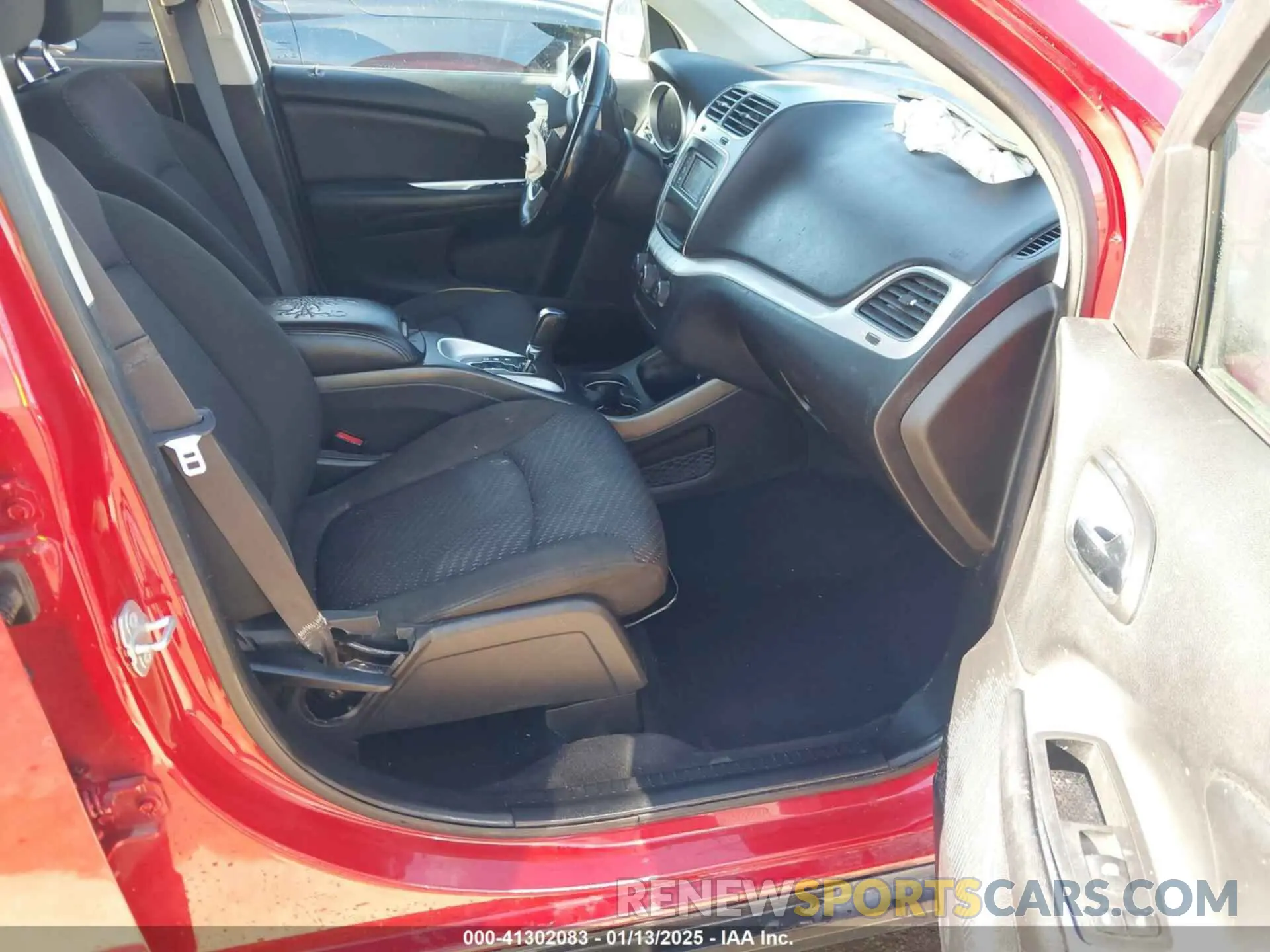5 Photograph of a damaged car 3C4PDCBB0KT756257 DODGE JOURNEY 2019