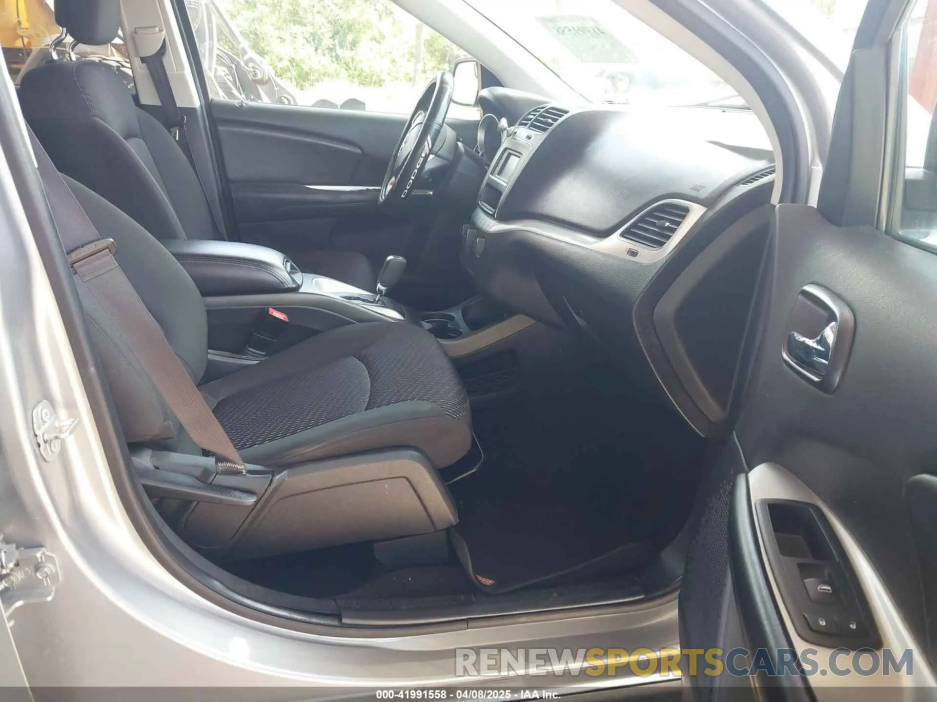 5 Photograph of a damaged car 3C4PDCBB0KT848601 DODGE JOURNEY 2019