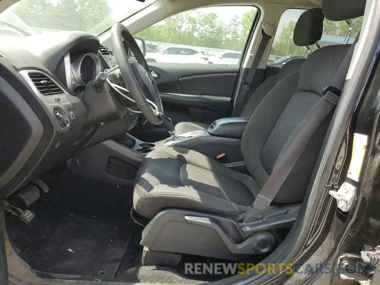 7 Photograph of a damaged car 3C4PDCBB1KT779370 DODGE JOURNEY 2019
