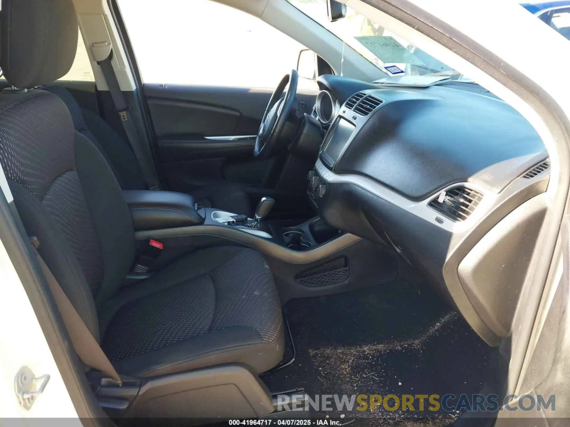 5 Photograph of a damaged car 3C4PDCBB1KT835453 DODGE JOURNEY 2019