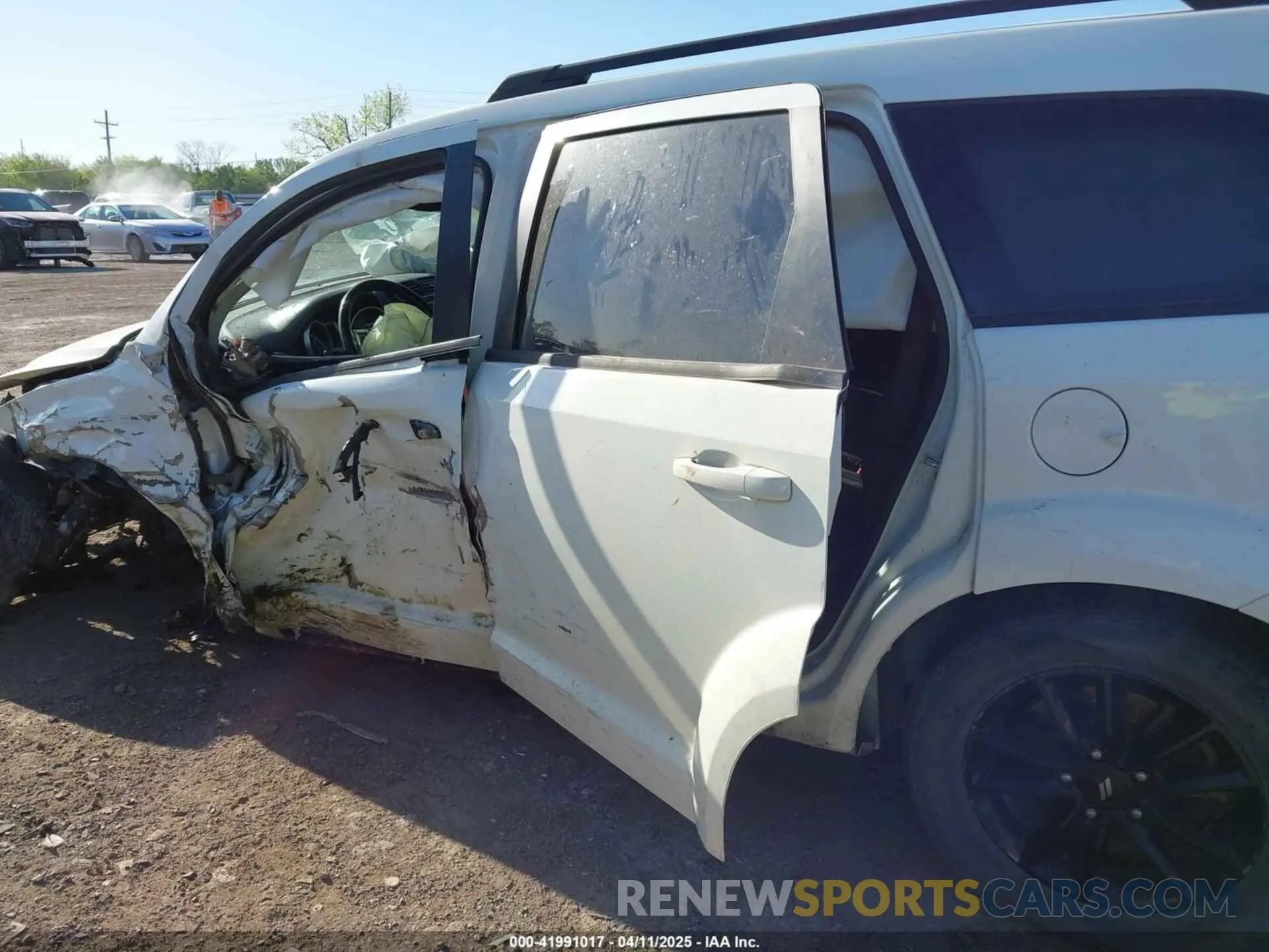 14 Photograph of a damaged car 3C4PDCBB1KT845139 DODGE JOURNEY 2019