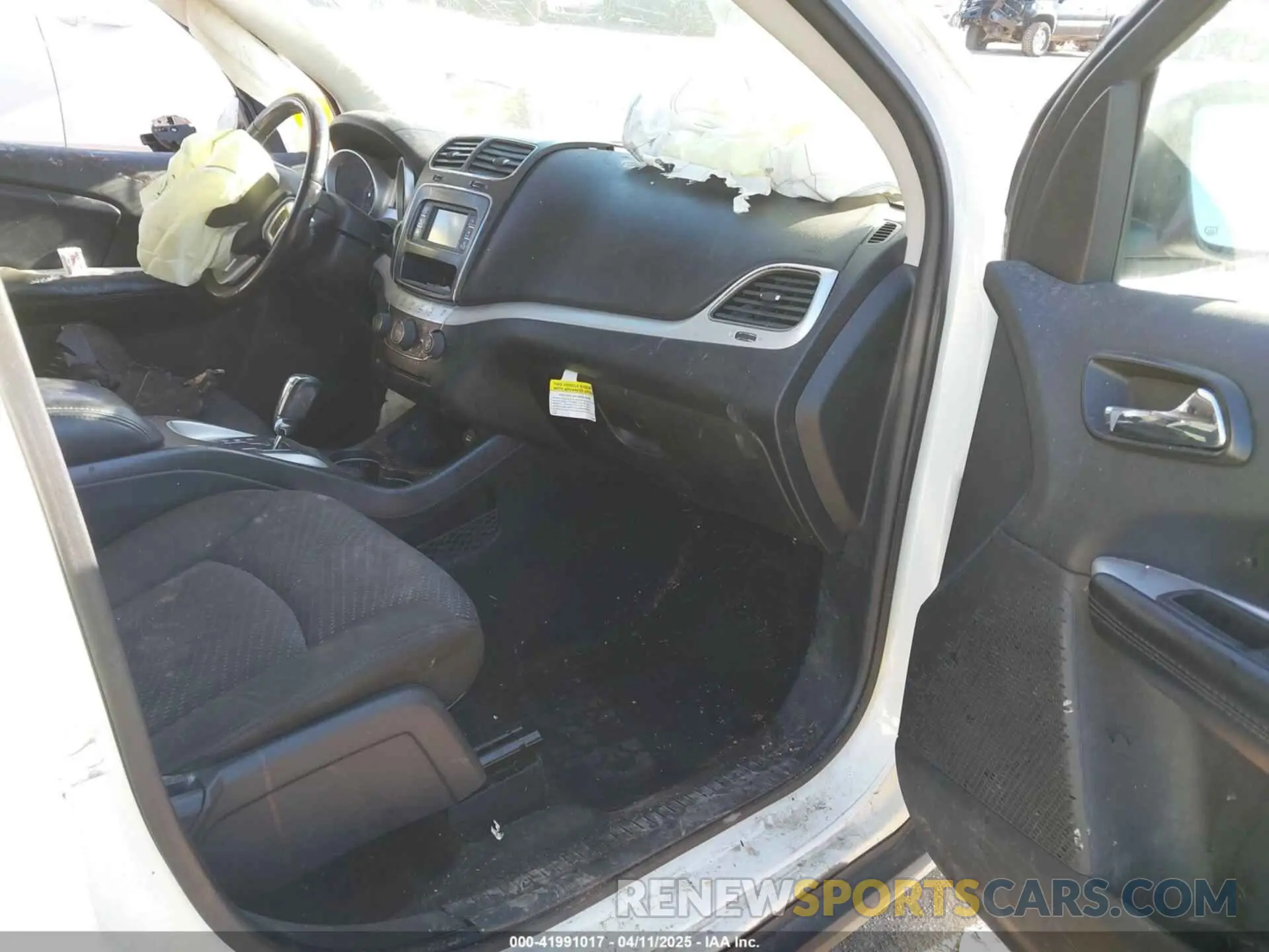 5 Photograph of a damaged car 3C4PDCBB1KT845139 DODGE JOURNEY 2019