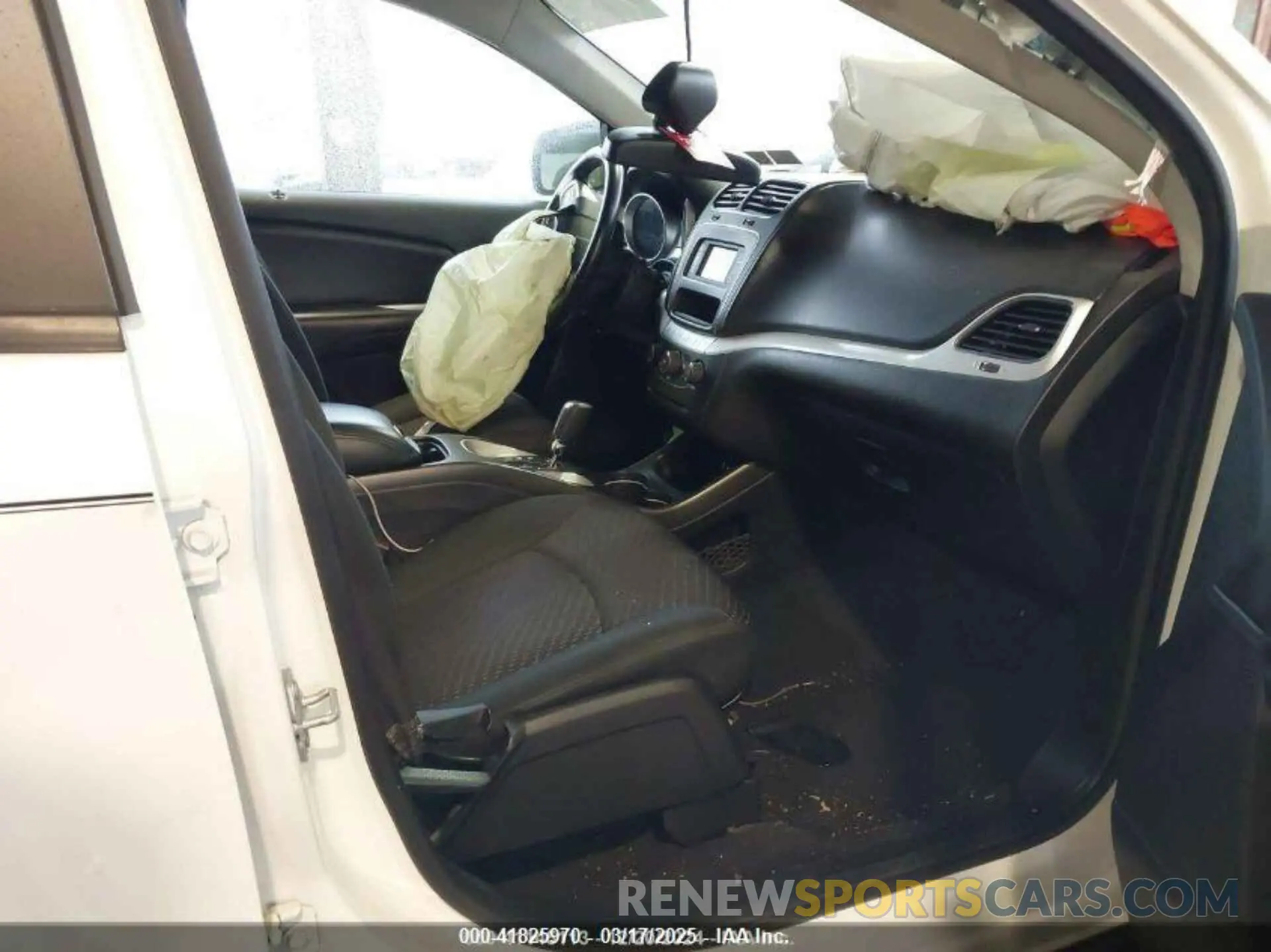 5 Photograph of a damaged car 3C4PDCBB1KT853340 DODGE JOURNEY 2019