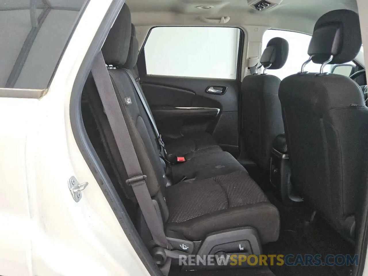 11 Photograph of a damaged car 3C4PDCBB1KT863978 DODGE JOURNEY 2019