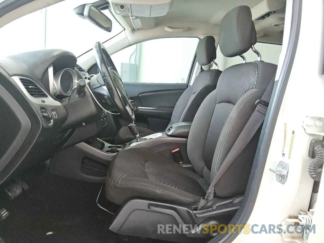 7 Photograph of a damaged car 3C4PDCBB1KT863978 DODGE JOURNEY 2019