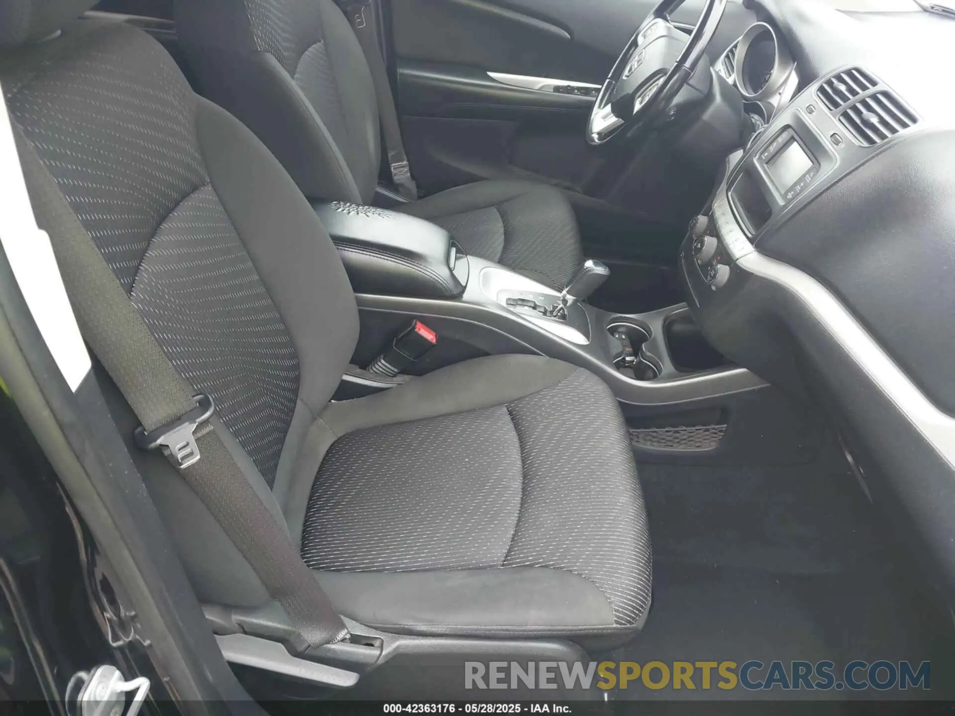 5 Photograph of a damaged car 3C4PDCBB1KT870039 DODGE JOURNEY 2019
