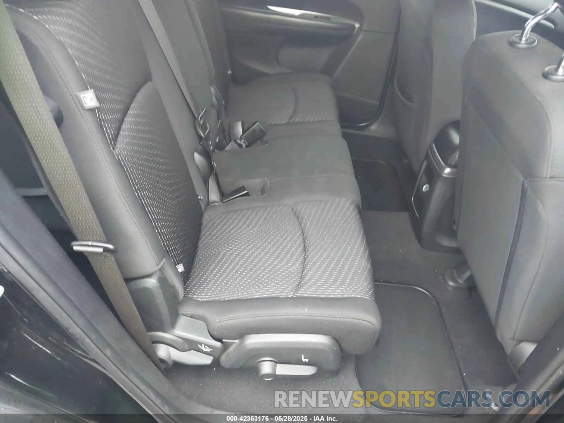 8 Photograph of a damaged car 3C4PDCBB1KT870039 DODGE JOURNEY 2019