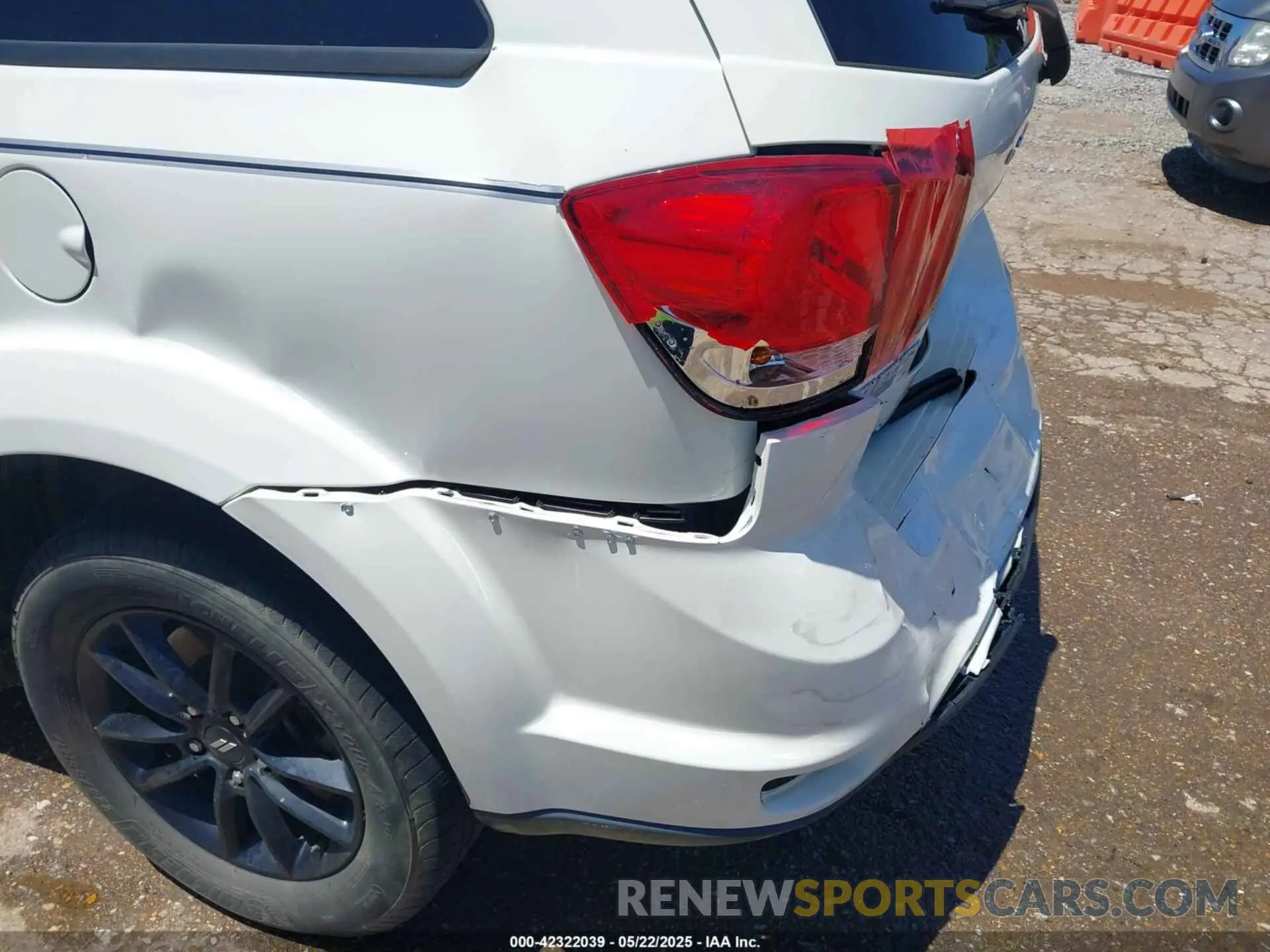 17 Photograph of a damaged car 3C4PDCBB4KT862579 DODGE JOURNEY 2019