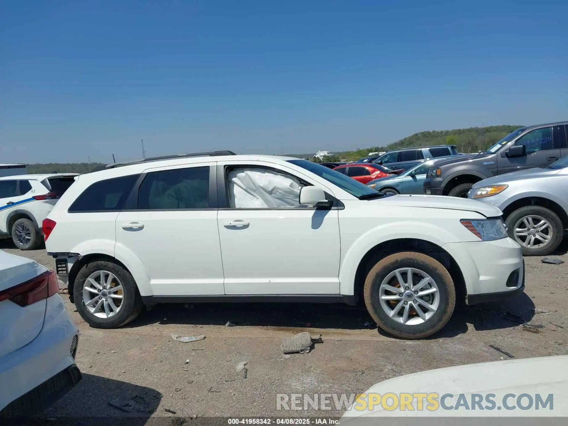 14 Photograph of a damaged car 3C4PDCBB4KT866941 DODGE JOURNEY 2019