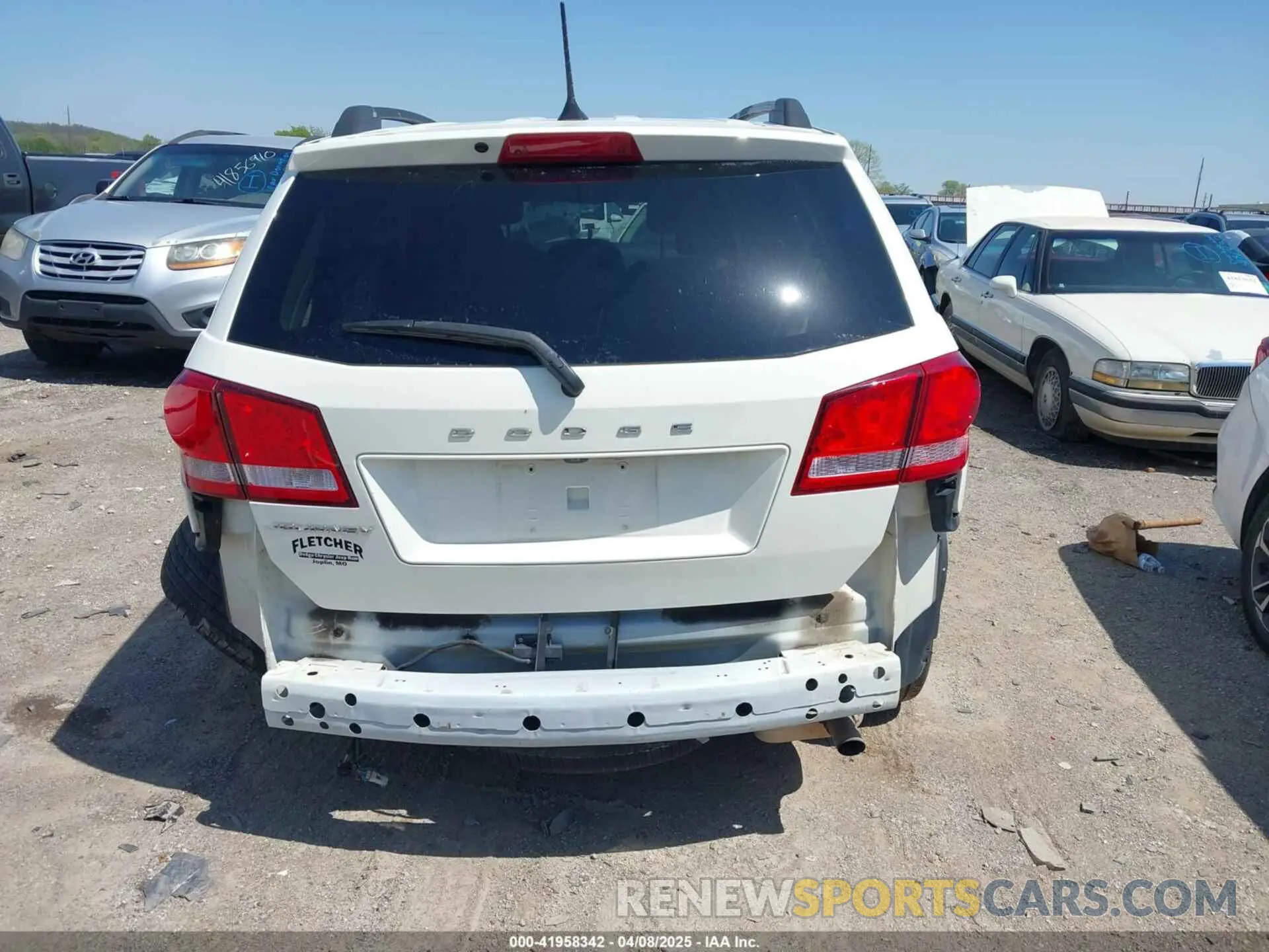 17 Photograph of a damaged car 3C4PDCBB4KT866941 DODGE JOURNEY 2019