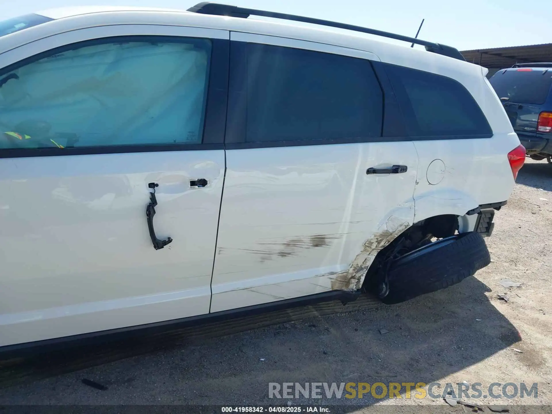 18 Photograph of a damaged car 3C4PDCBB4KT866941 DODGE JOURNEY 2019