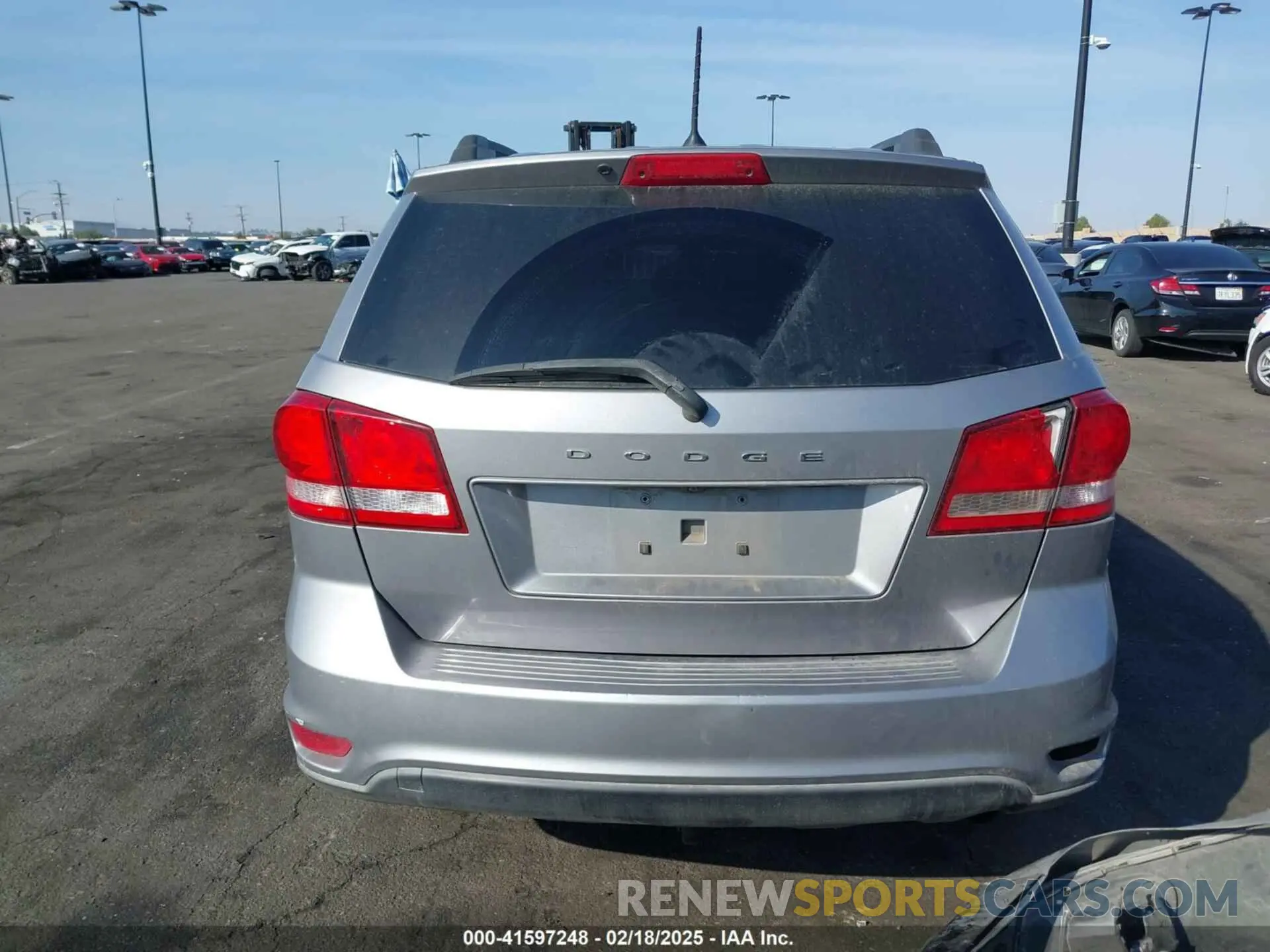17 Photograph of a damaged car 3C4PDCBB5KT687131 DODGE JOURNEY 2019