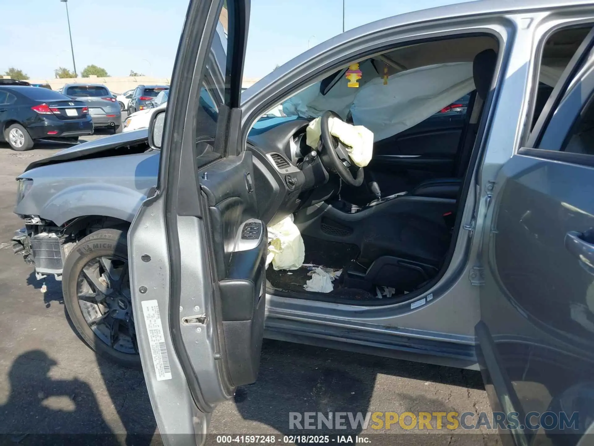 5 Photograph of a damaged car 3C4PDCBB5KT687131 DODGE JOURNEY 2019