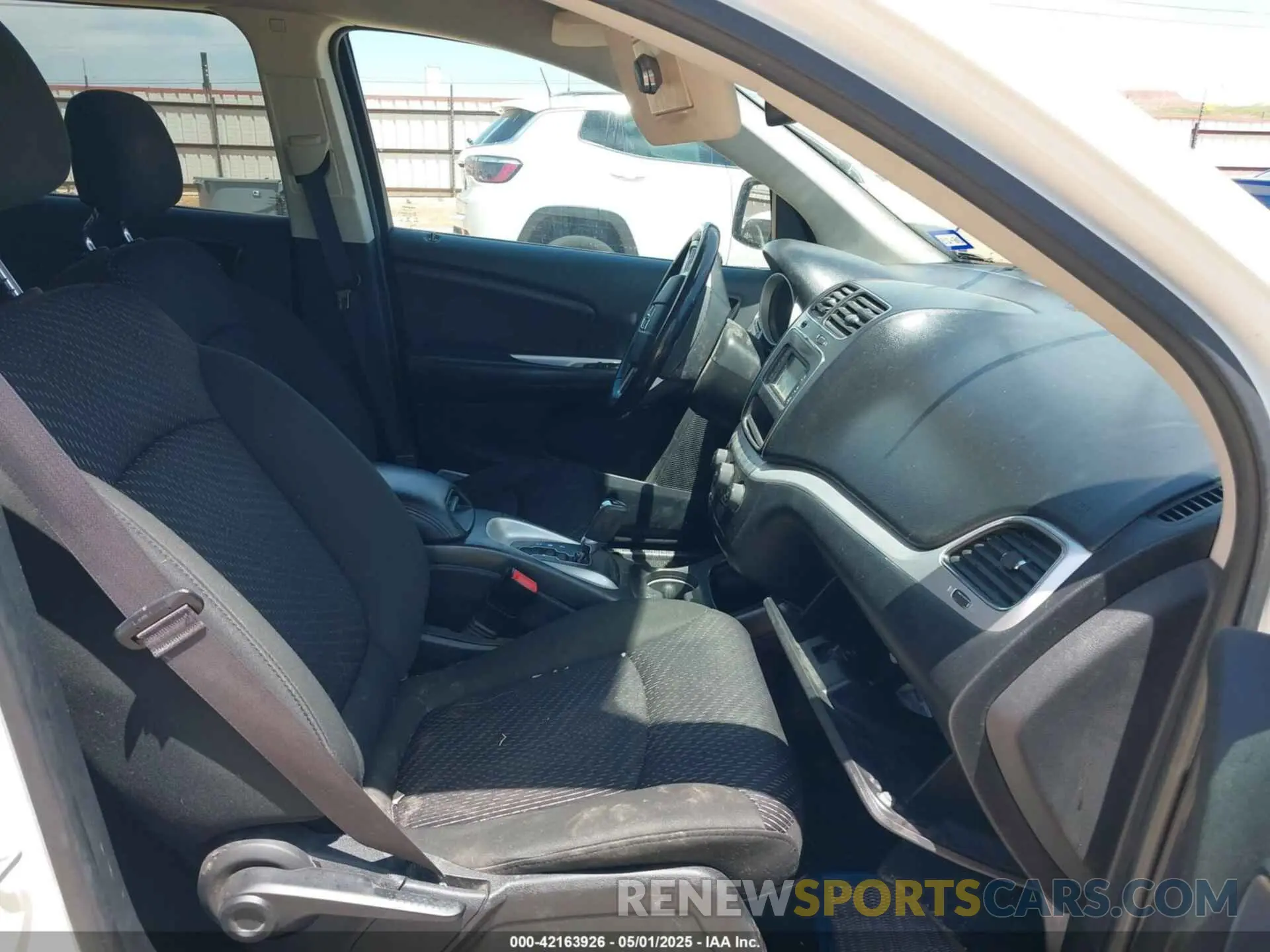 5 Photograph of a damaged car 3C4PDCBB5KT856936 DODGE JOURNEY 2019