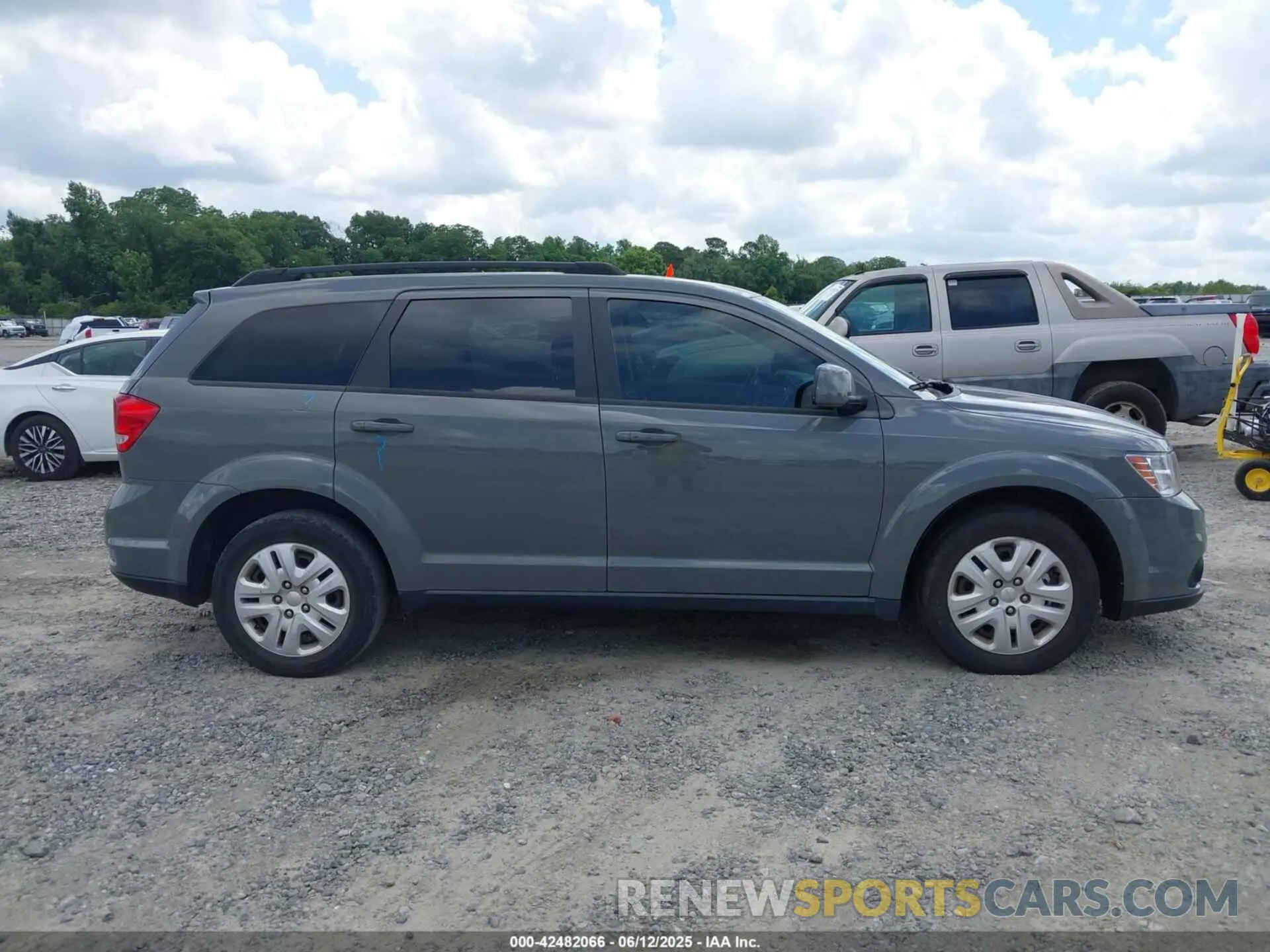 13 Photograph of a damaged car 3C4PDCBB5KT868388 DODGE JOURNEY 2019