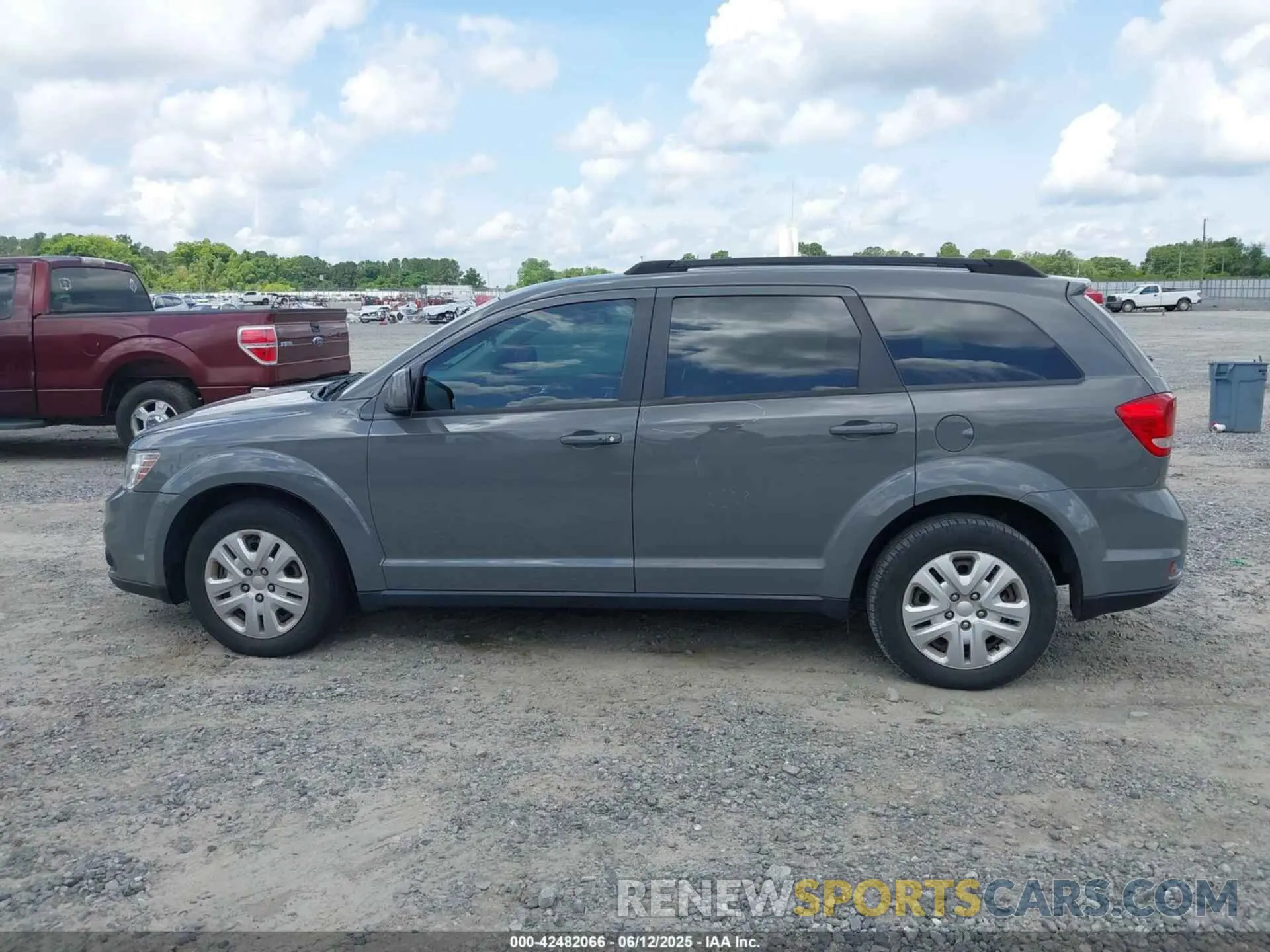 14 Photograph of a damaged car 3C4PDCBB5KT868388 DODGE JOURNEY 2019