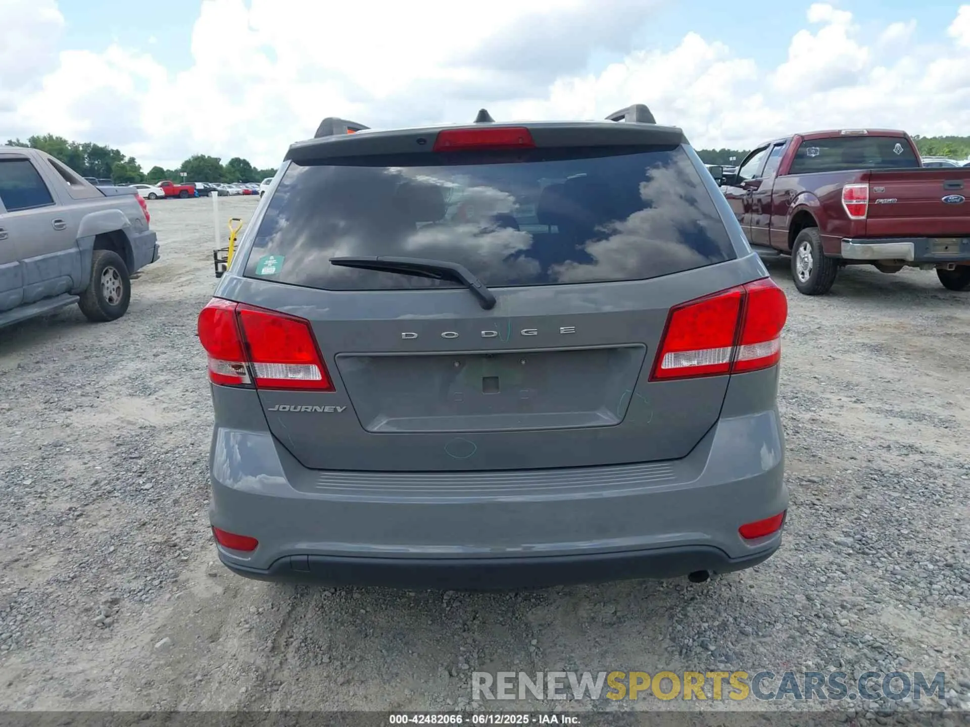 16 Photograph of a damaged car 3C4PDCBB5KT868388 DODGE JOURNEY 2019