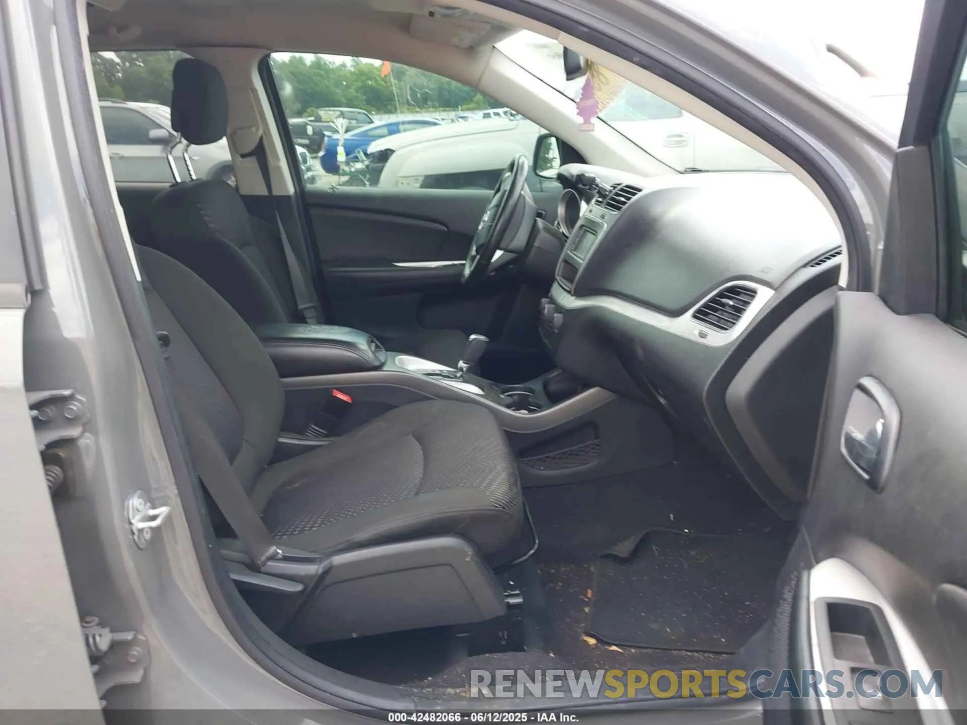 5 Photograph of a damaged car 3C4PDCBB5KT868388 DODGE JOURNEY 2019