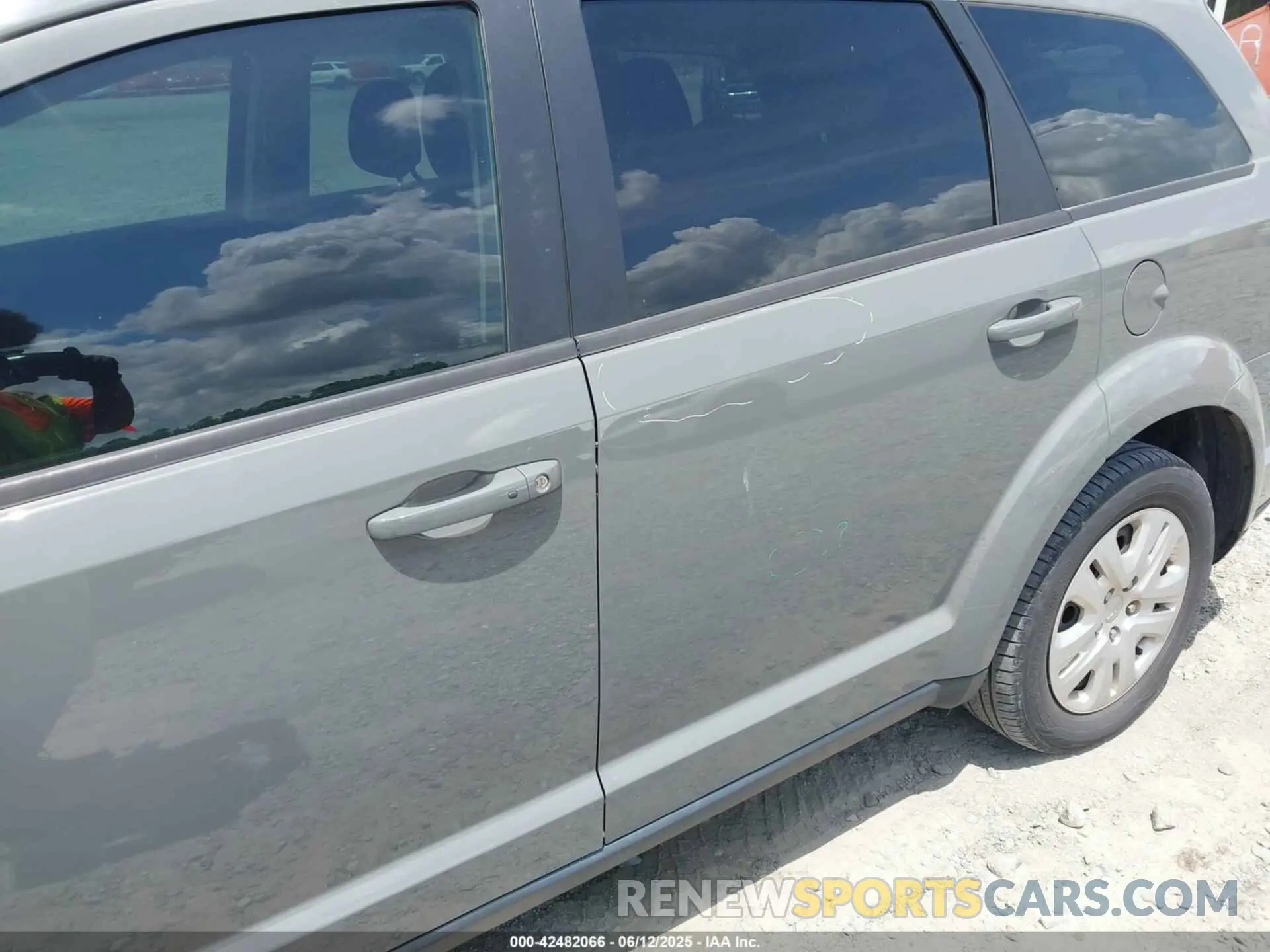 6 Photograph of a damaged car 3C4PDCBB5KT868388 DODGE JOURNEY 2019