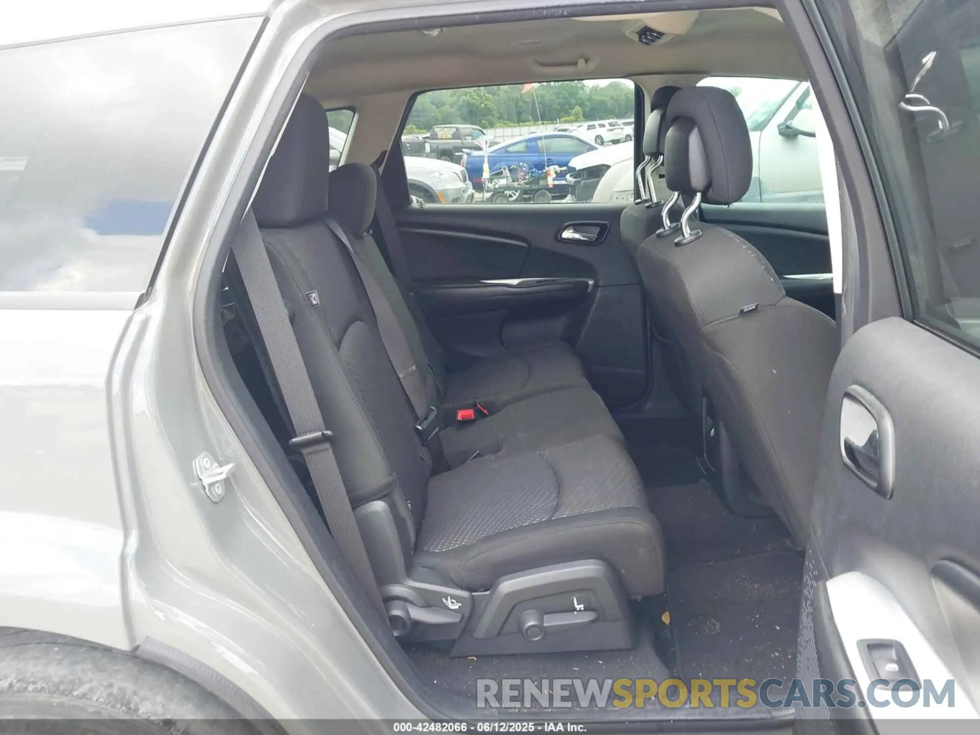 8 Photograph of a damaged car 3C4PDCBB5KT868388 DODGE JOURNEY 2019