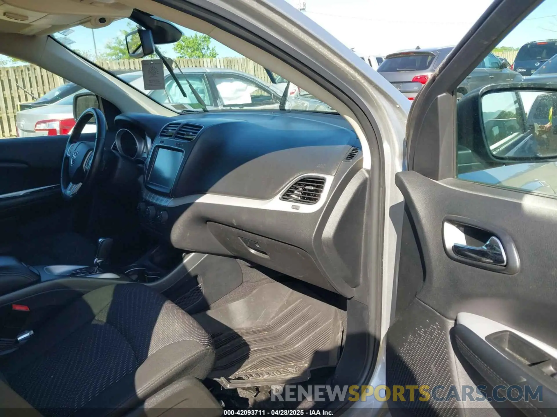 5 Photograph of a damaged car 3C4PDCBB7KT872524 DODGE JOURNEY 2019