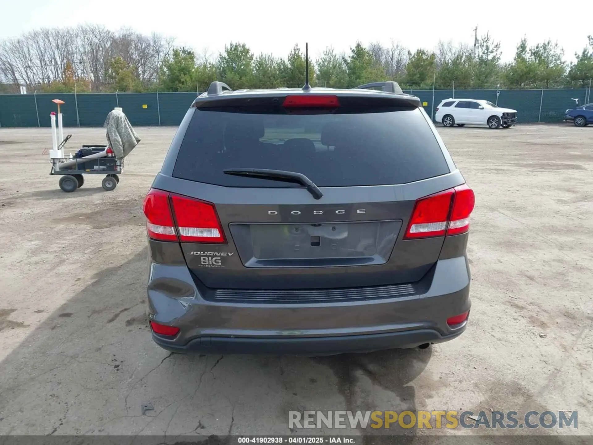 17 Photograph of a damaged car 3C4PDCBB8KT732028 DODGE JOURNEY 2019