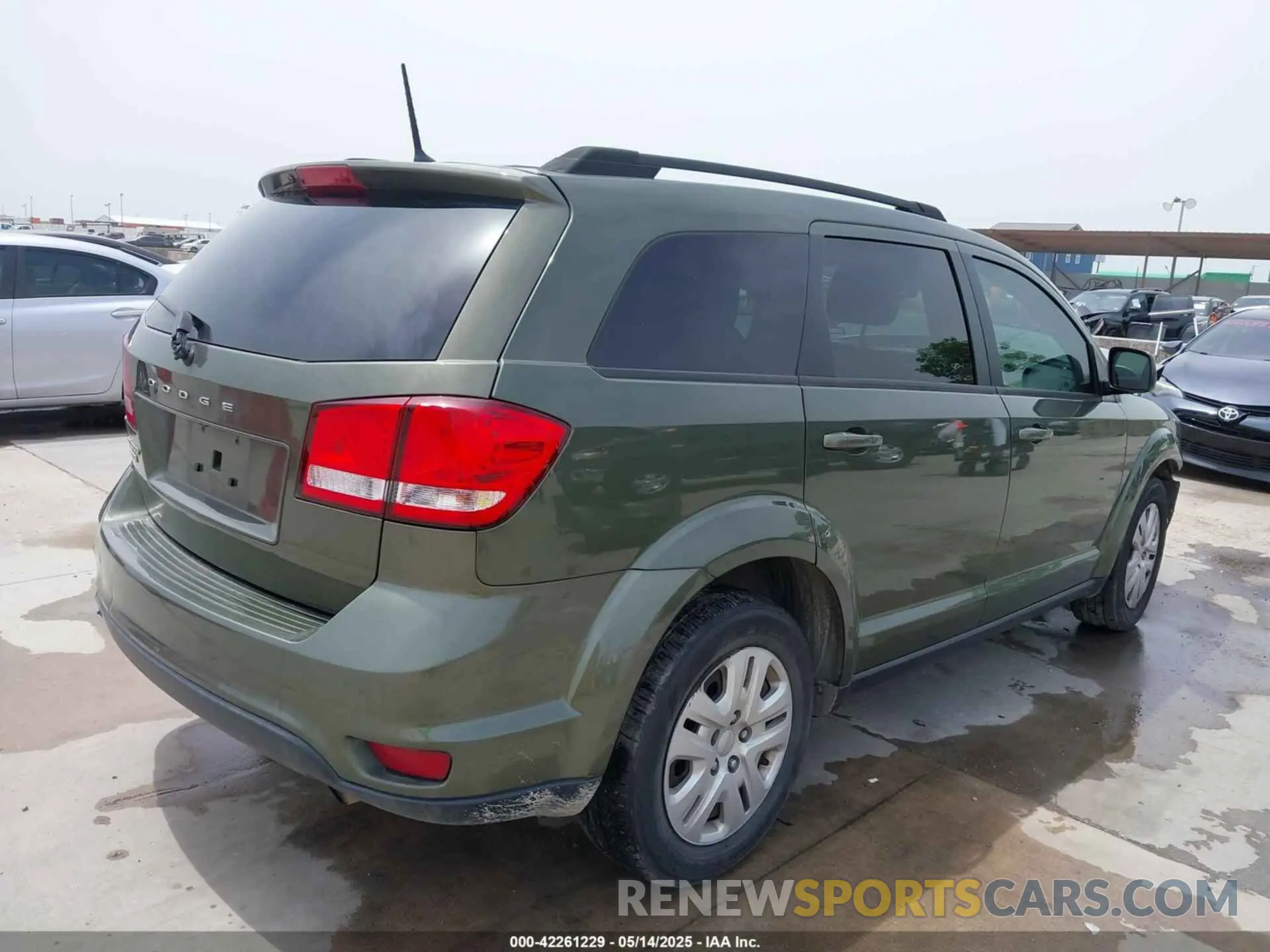 4 Photograph of a damaged car 3C4PDCBB8KT821212 DODGE JOURNEY 2019