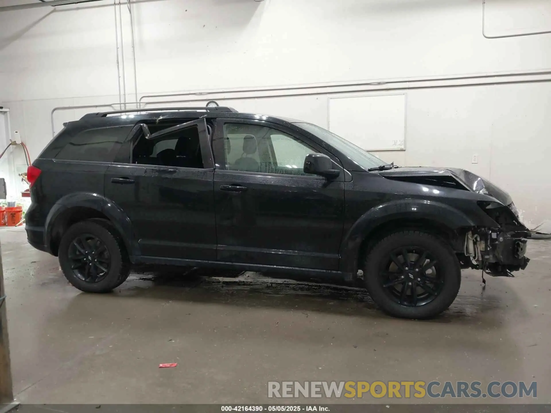 13 Photograph of a damaged car 3C4PDCBB8KT873682 DODGE JOURNEY 2019