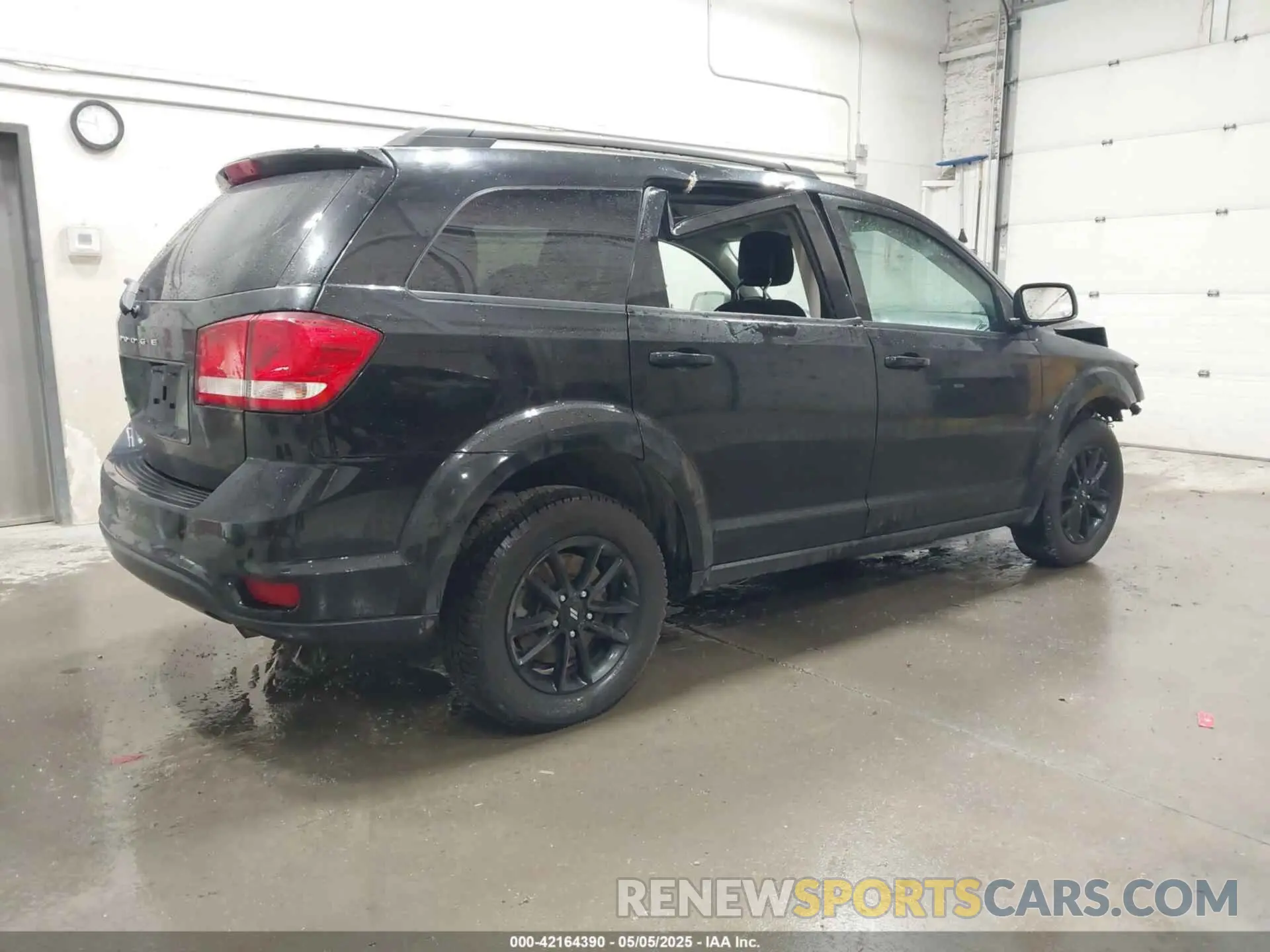 4 Photograph of a damaged car 3C4PDCBB8KT873682 DODGE JOURNEY 2019