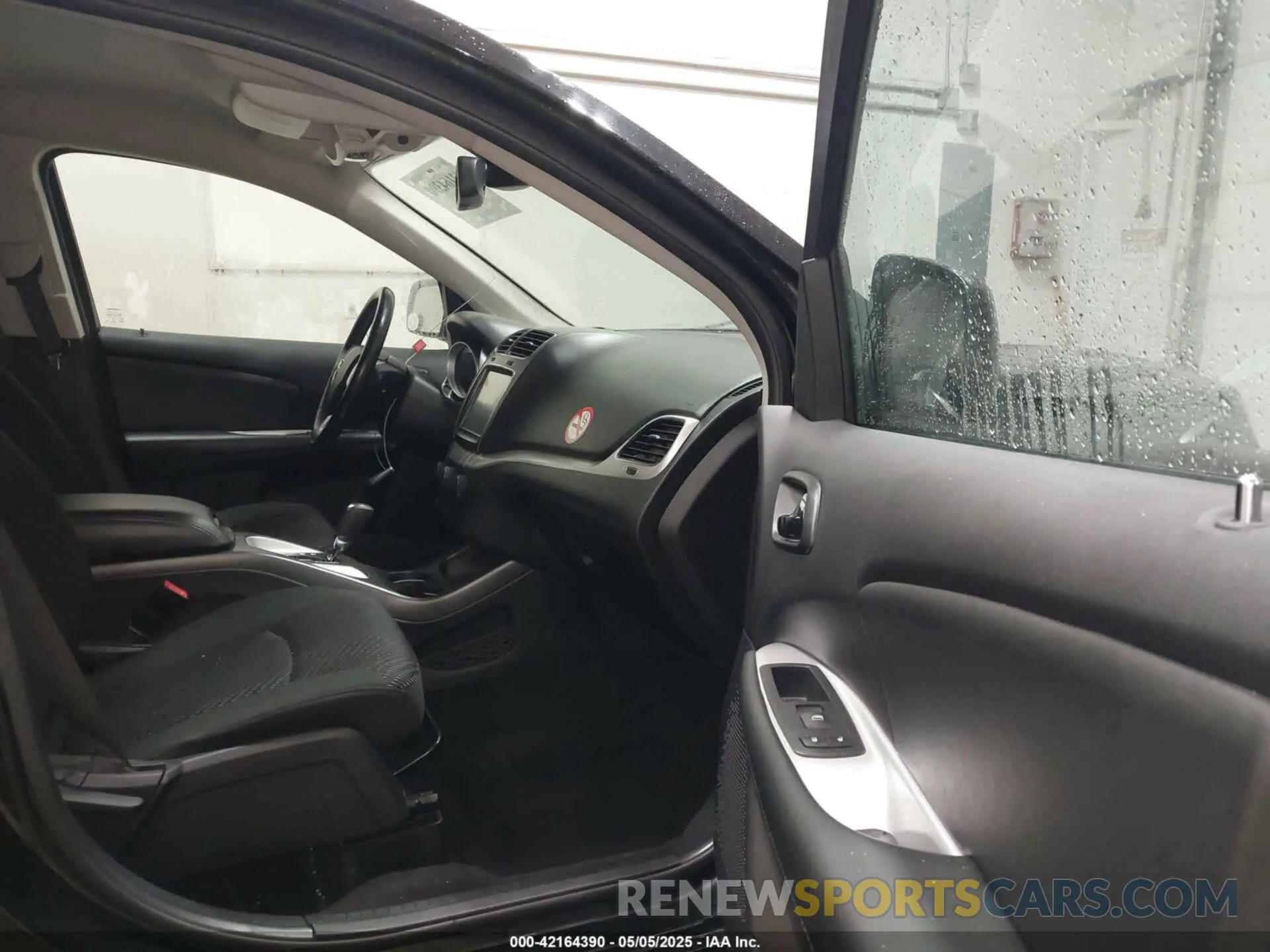5 Photograph of a damaged car 3C4PDCBB8KT873682 DODGE JOURNEY 2019