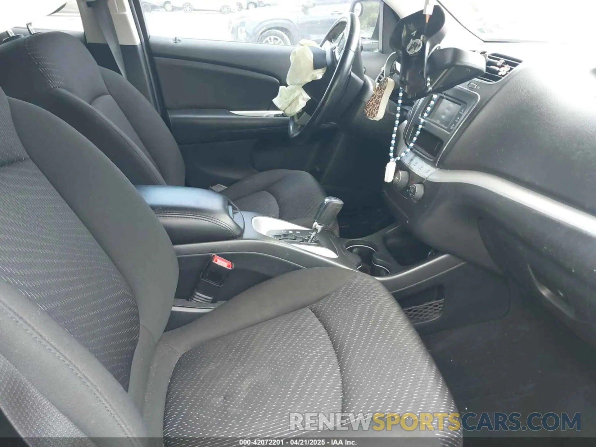 5 Photograph of a damaged car 3C4PDCBB9KT861427 DODGE JOURNEY 2019