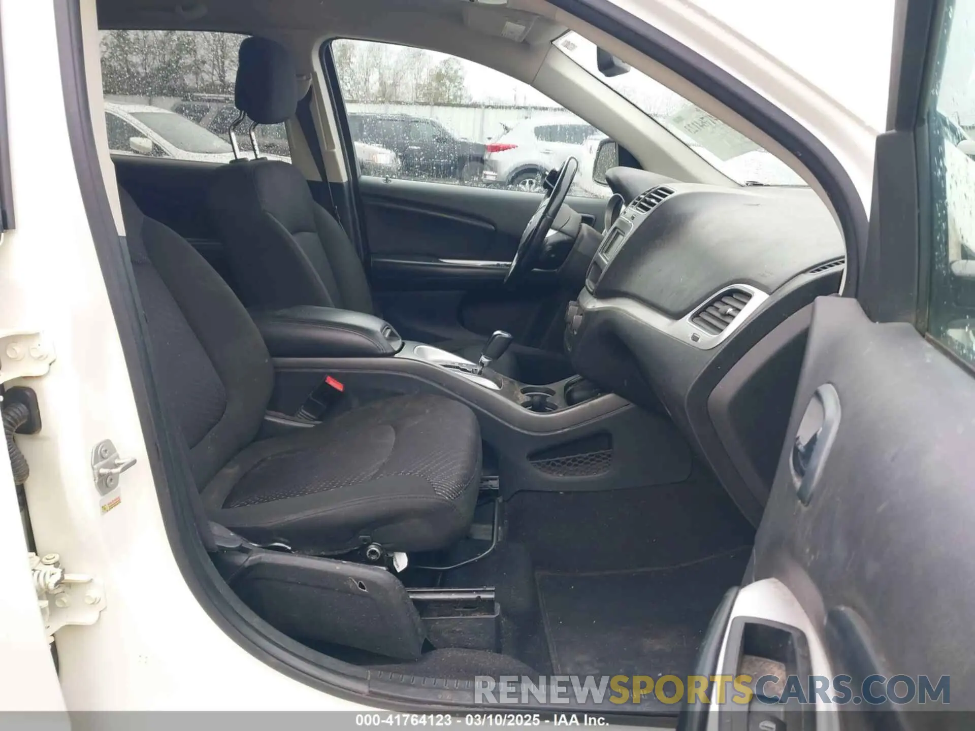 5 Photograph of a damaged car 3C4PDCBB9KT862092 DODGE JOURNEY 2019