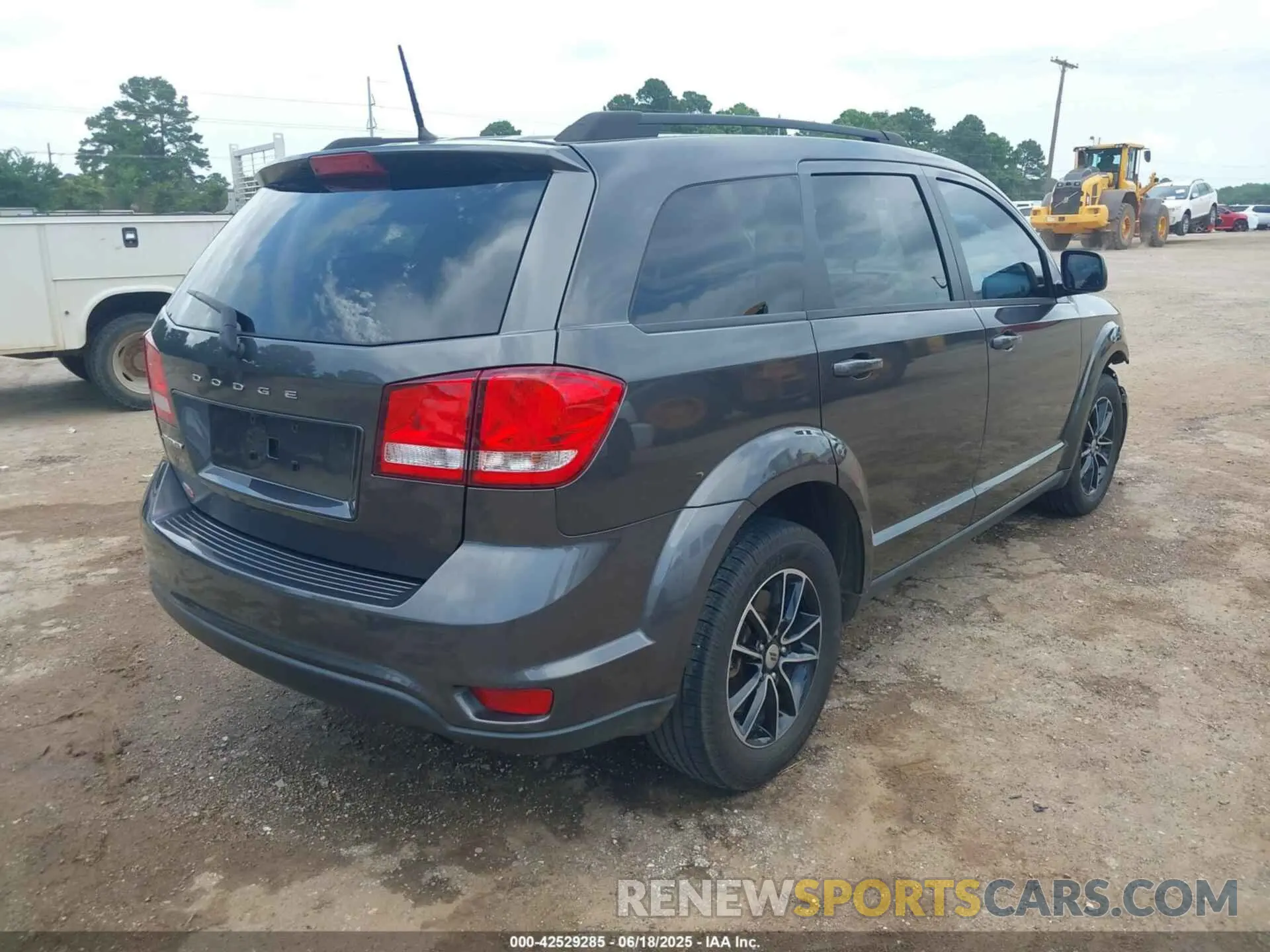 4 Photograph of a damaged car 3C4PDCBBXKT737893 DODGE JOURNEY 2019