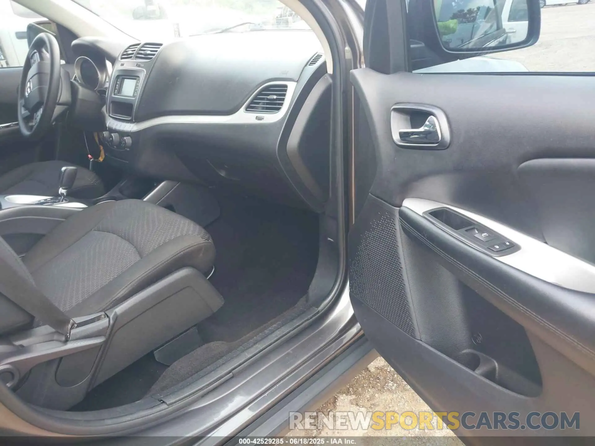 5 Photograph of a damaged car 3C4PDCBBXKT737893 DODGE JOURNEY 2019
