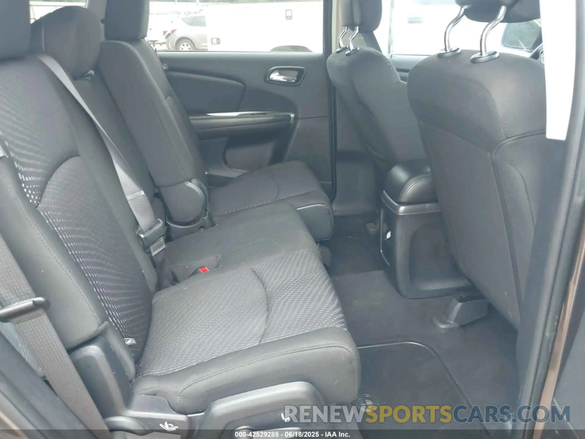 8 Photograph of a damaged car 3C4PDCBBXKT737893 DODGE JOURNEY 2019
