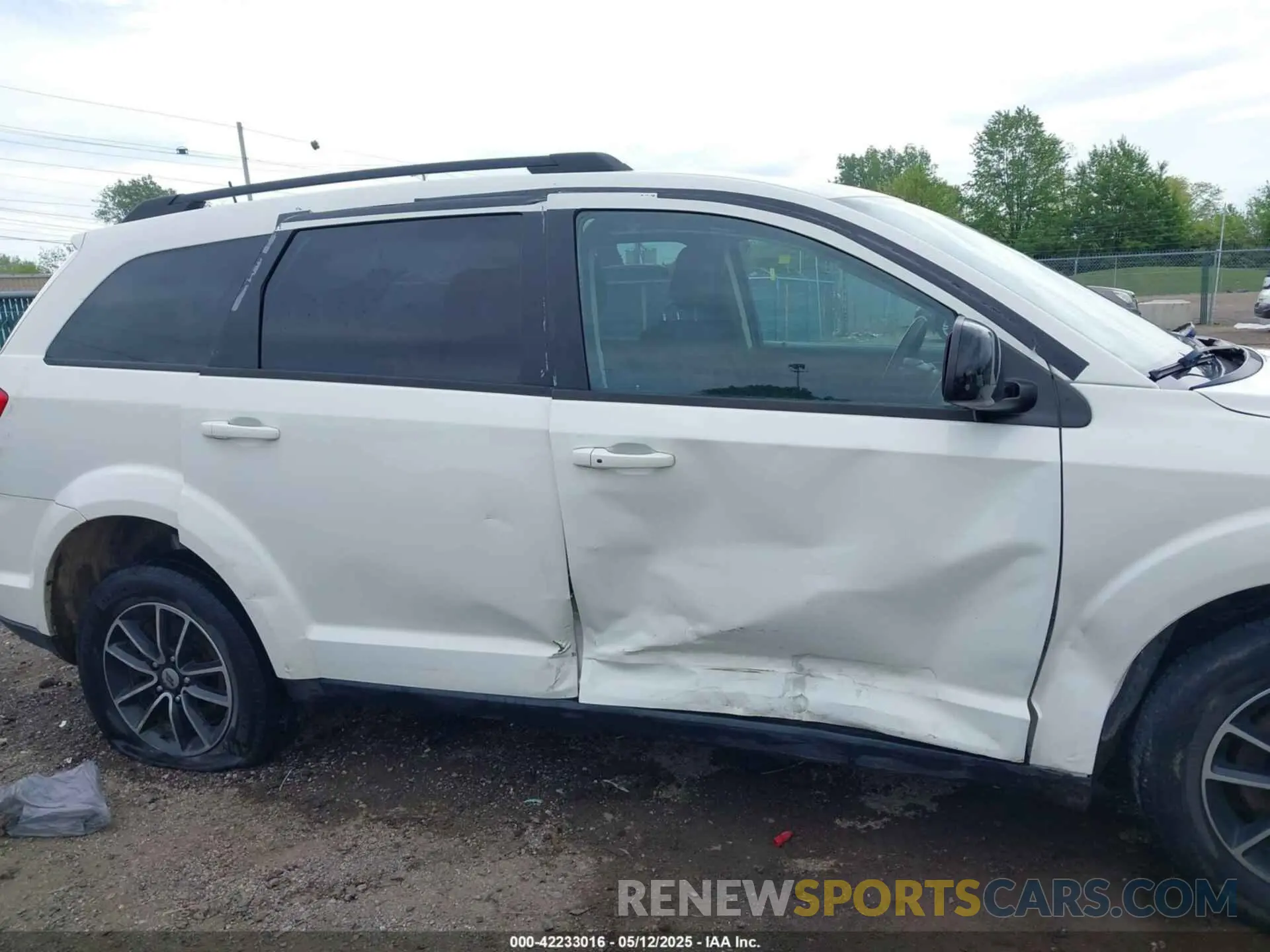 13 Photograph of a damaged car 3C4PDCBBXKT738042 DODGE JOURNEY 2019