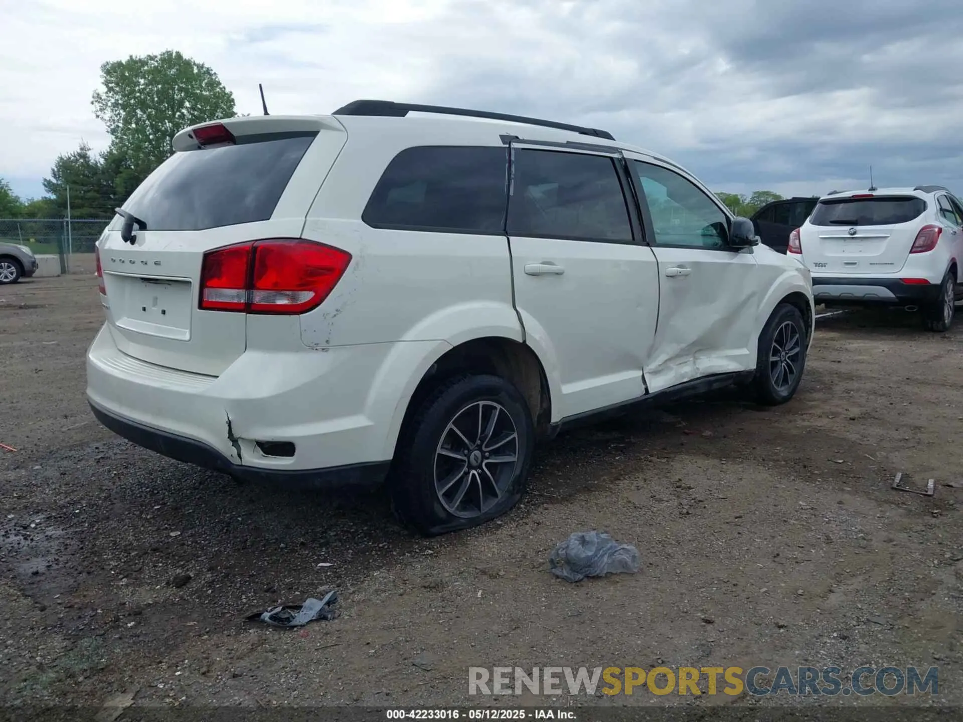 4 Photograph of a damaged car 3C4PDCBBXKT738042 DODGE JOURNEY 2019