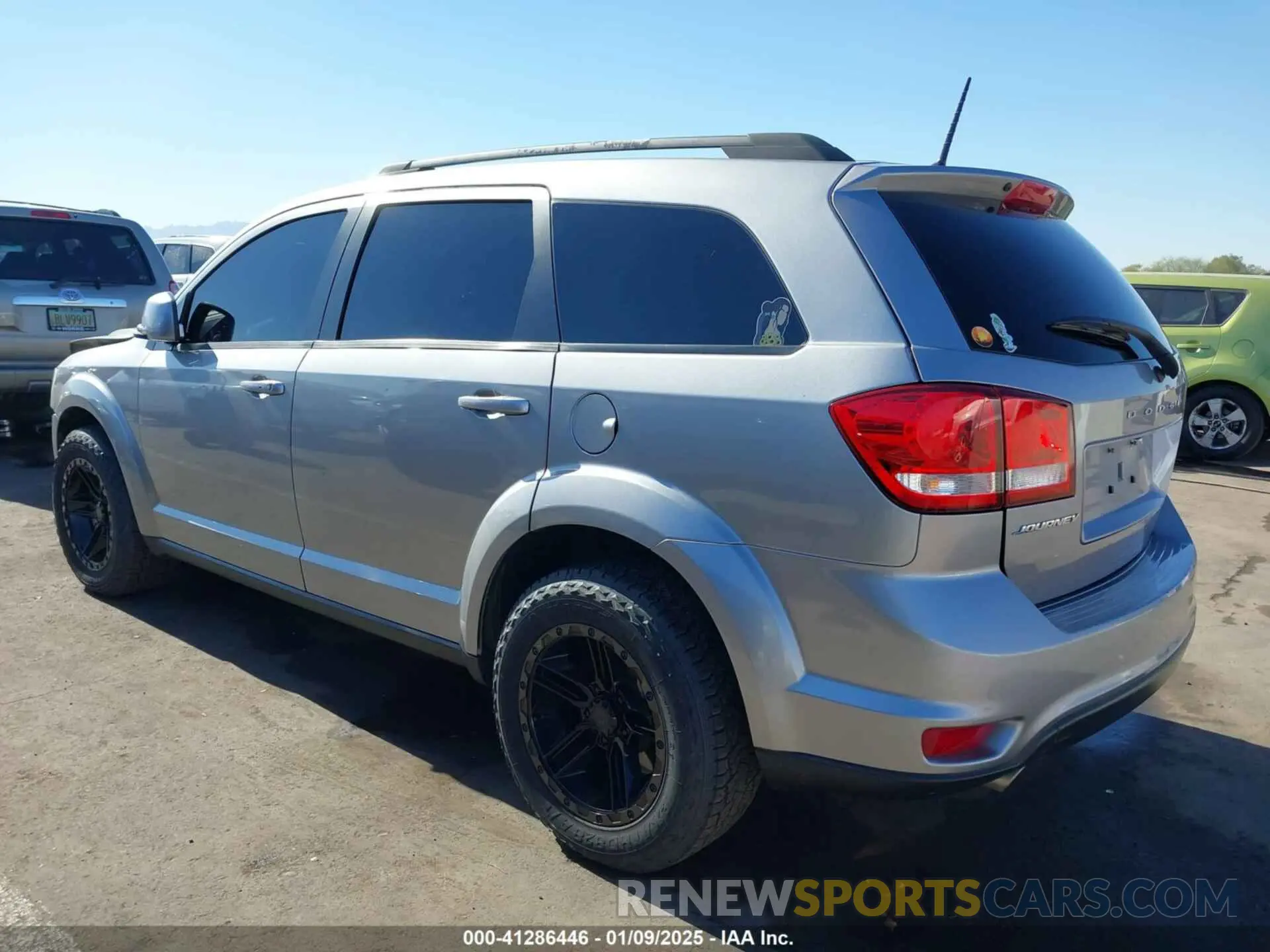 3 Photograph of a damaged car 3C4PDCBG0KT701223 DODGE JOURNEY 2019