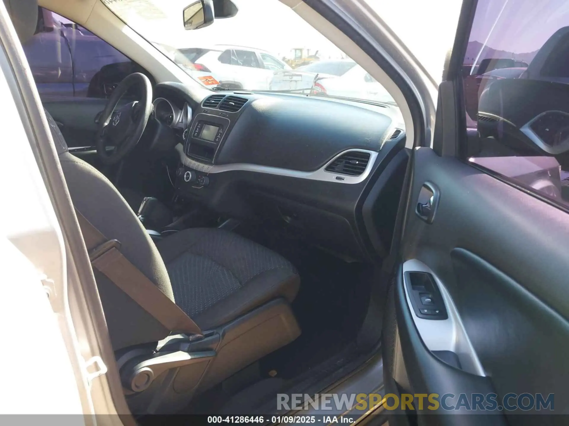 5 Photograph of a damaged car 3C4PDCBG0KT701223 DODGE JOURNEY 2019