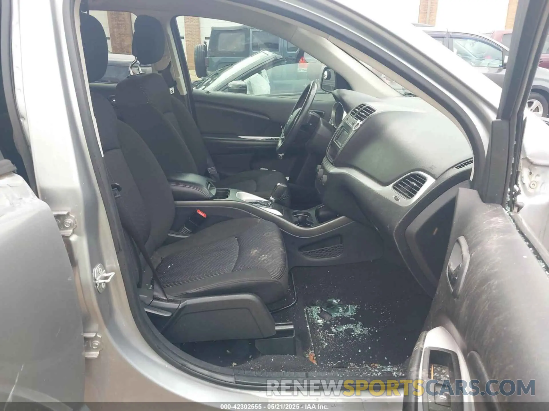 5 Photograph of a damaged car 3C4PDCBG1KT701313 DODGE JOURNEY 2019