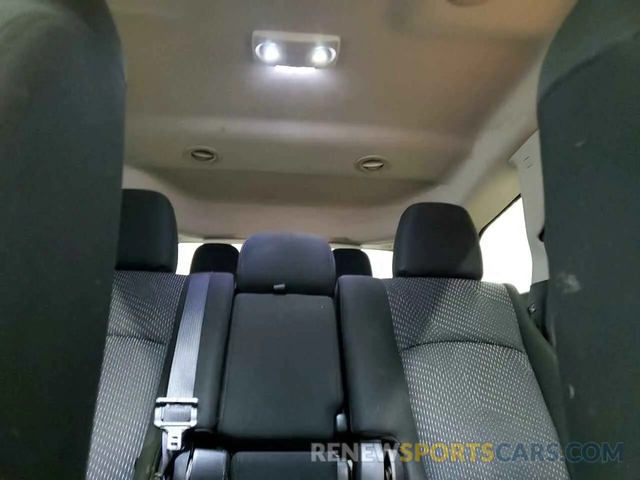 10 Photograph of a damaged car 3C4PDCBG2KT873270 DODGE JOURNEY 2019