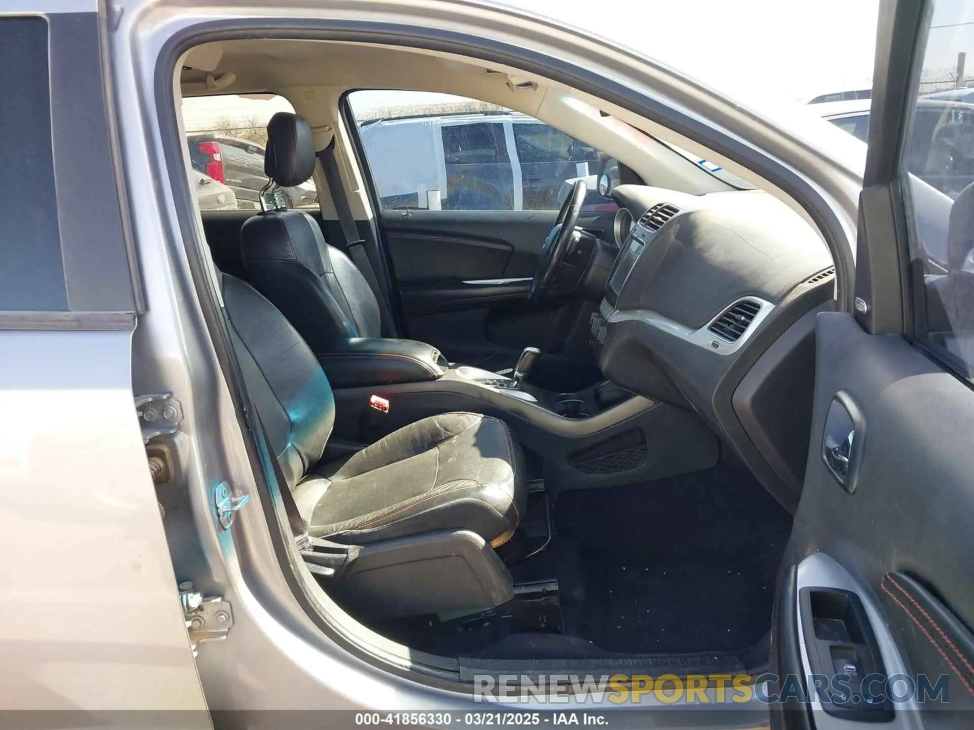 5 Photograph of a damaged car 3C4PDCEG4KT693929 DODGE JOURNEY 2019