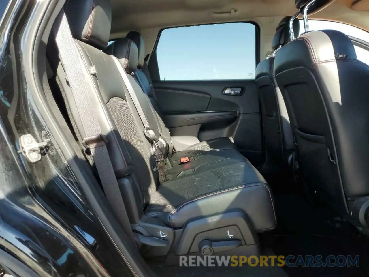 11 Photograph of a damaged car 3C4PDCEG8KT737365 DODGE JOURNEY 2019