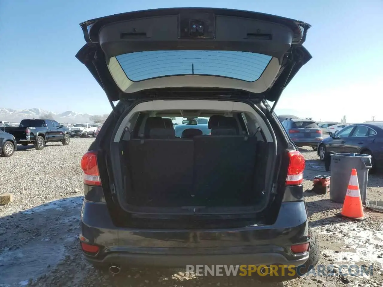 6 Photograph of a damaged car 3C4PDCEG8KT737365 DODGE JOURNEY 2019