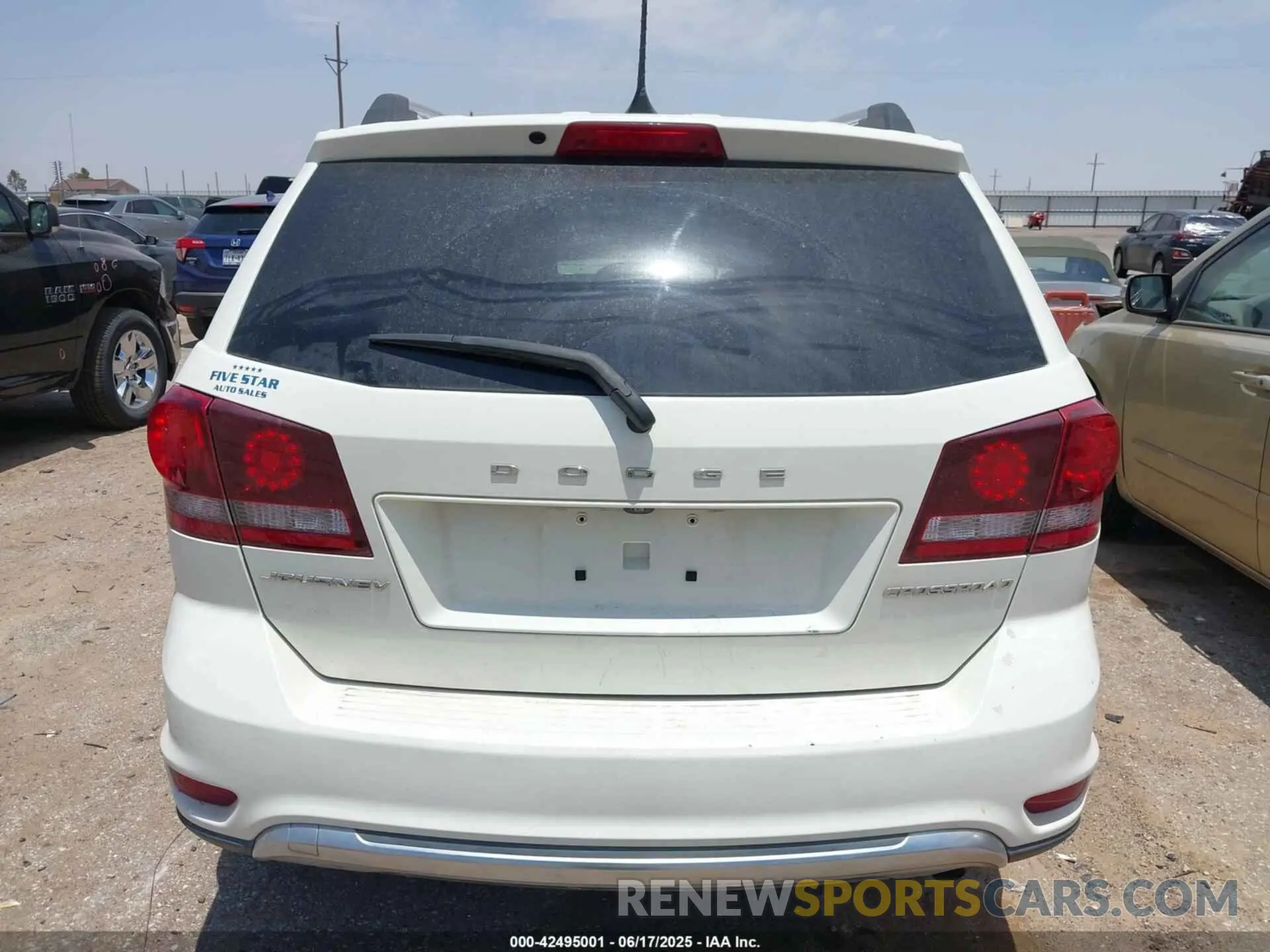 16 Photograph of a damaged car 3C4PDCGB3KT701567 DODGE JOURNEY 2019
