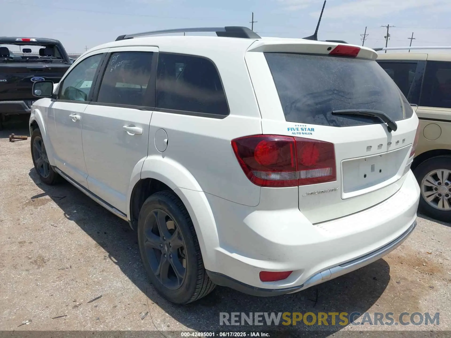3 Photograph of a damaged car 3C4PDCGB3KT701567 DODGE JOURNEY 2019