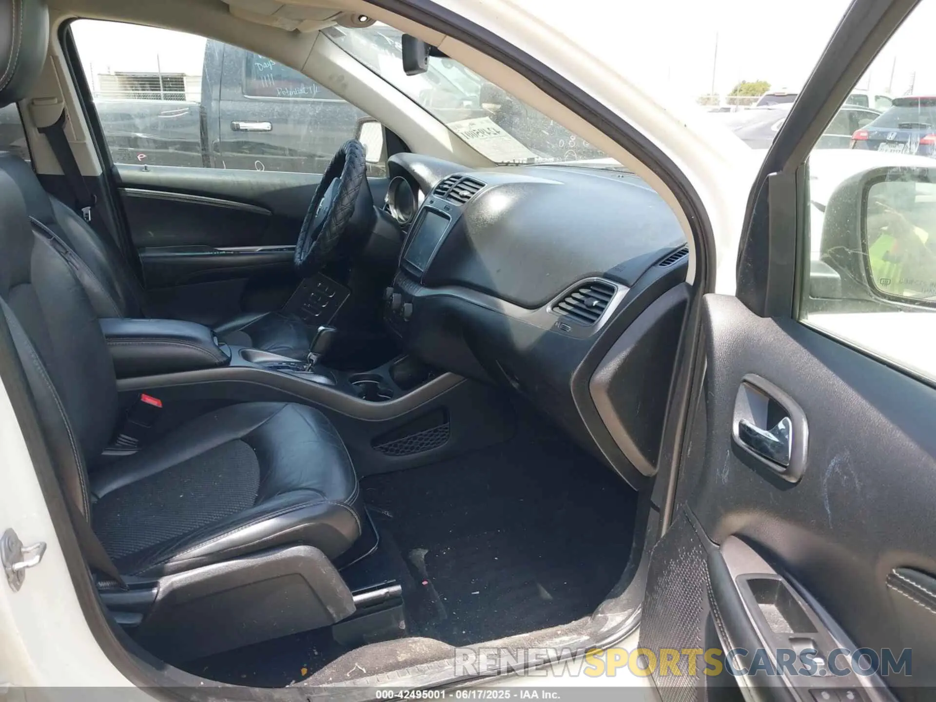 5 Photograph of a damaged car 3C4PDCGB3KT701567 DODGE JOURNEY 2019
