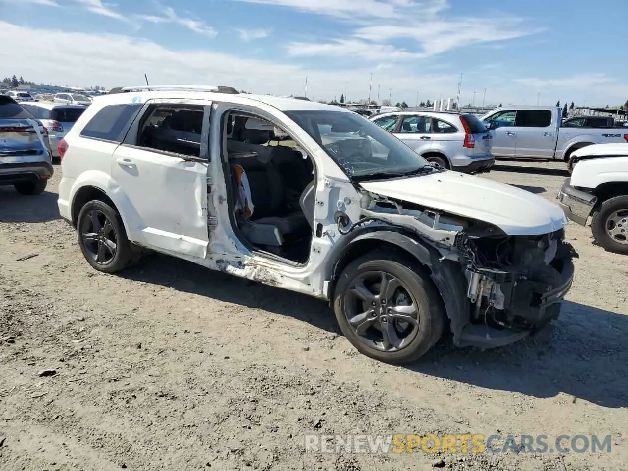 4 Photograph of a damaged car 3C4PDCGG0KT693875 DODGE JOURNEY 2019